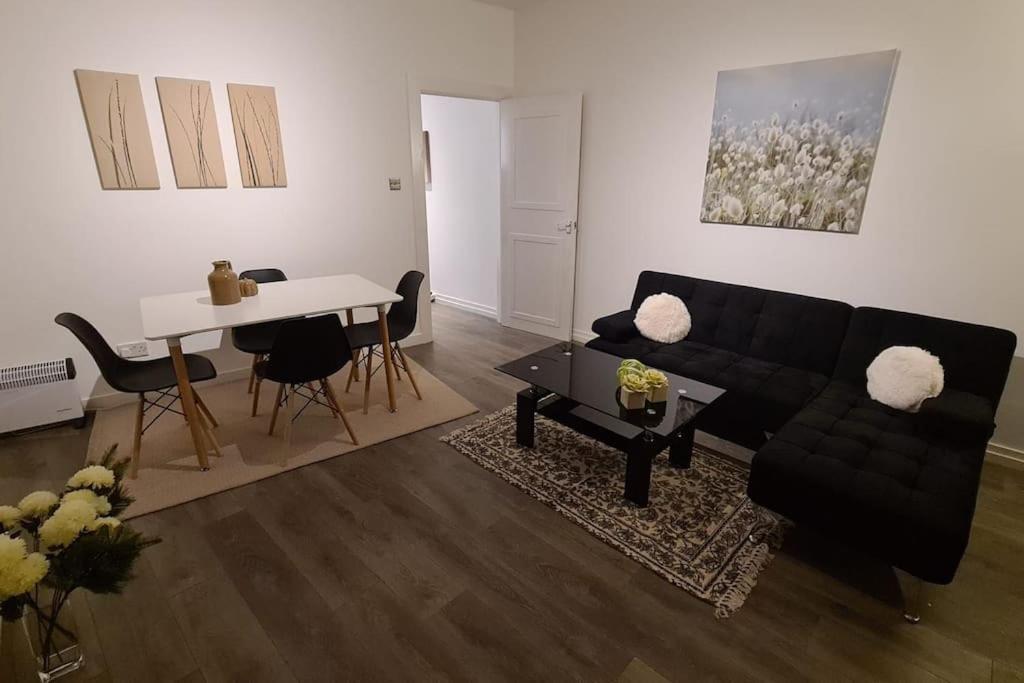 Luxury 1 Bedroom Flat In The Heart Of Wood Green ロンドン エクステリア 写真