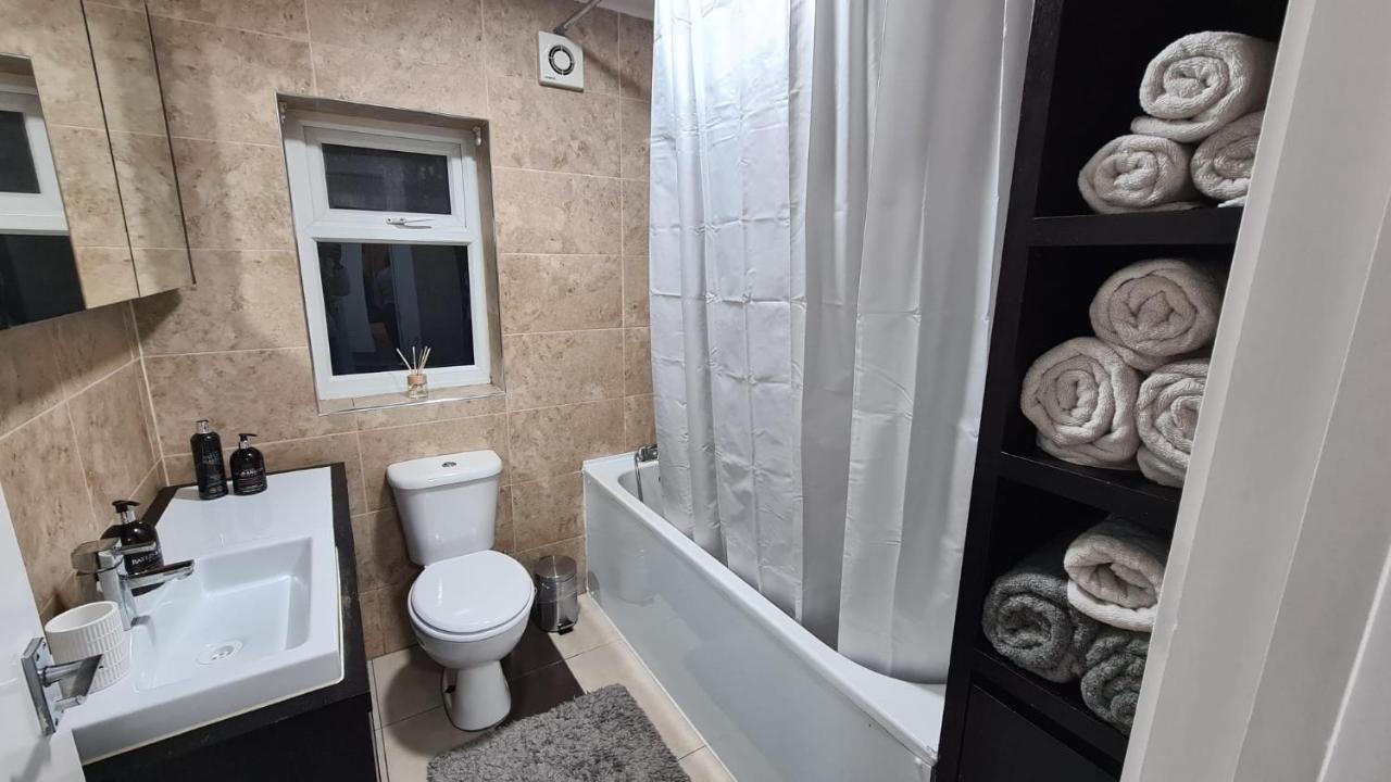 Luxury 1 Bedroom Flat In The Heart Of Wood Green ロンドン エクステリア 写真