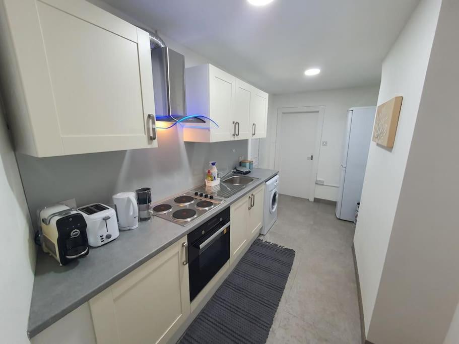 Luxury 1 Bedroom Flat In The Heart Of Wood Green ロンドン エクステリア 写真