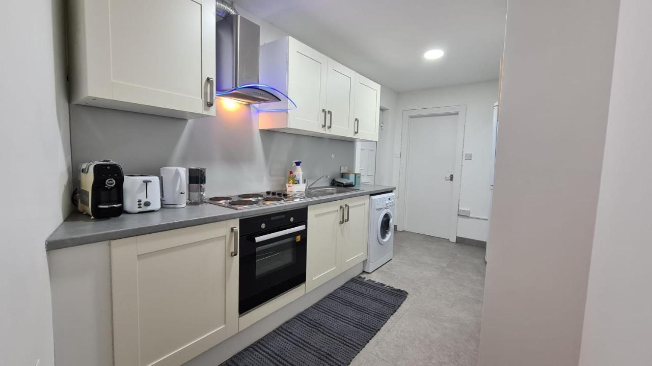 Luxury 1 Bedroom Flat In The Heart Of Wood Green ロンドン エクステリア 写真